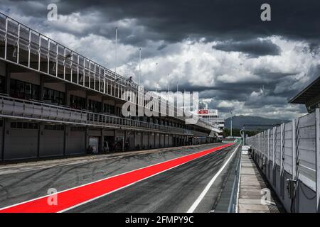 Illustrazione, pitlane, nuvole durante i test di pneumatici Pirelli da 18 pollici dal 11 al 12 maggio 2021 sul circuito di Barcellona-Catalunya, a Montmelo, vicino Barcellona, Spagna - Foto Antonin Vincent / DPPI Foto Stock