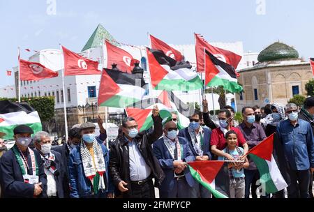 Tunisi, Tunisia. 11 Maggio 2021. I tunisini agitano bandiere palestinesi e cantano slogan anti-Israele durante la manifestazione. I manifestanti si sono riuniti nella capitale tunisina per protestare contro l'ingresso delle forze di sicurezza israeliane in Masjid al-Aqsa, che è considerato un luogo sacro per i musulmani. Credit: SOPA Images Limited/Alamy Live News Foto Stock