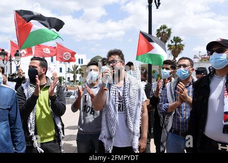 Tunisi, Tunisia. 11 Maggio 2021. I tunisini agitano bandiere palestinesi e cantano slogan anti-Israele durante la manifestazione. I manifestanti si sono riuniti nella capitale tunisina per protestare contro l'ingresso delle forze di sicurezza israeliane in Masjid al-Aqsa, che è considerato un luogo sacro per i musulmani. Credit: SOPA Images Limited/Alamy Live News Foto Stock