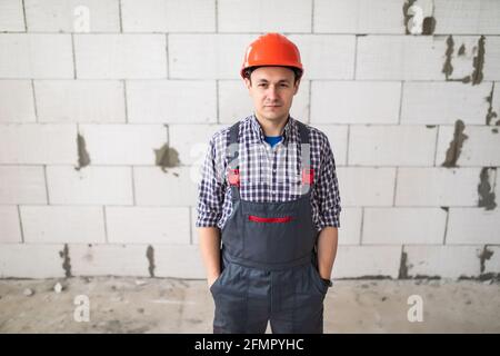 Ispettore di costruzione giovane uomo che guarda New Property Foto Stock