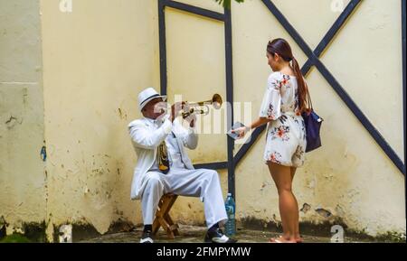 L'AVANA, CUBA - 4 LUGLIO 2017: Uomo non identificato che suona la tromba sulla strada dell'Avana, Cuba. I musicisti di strada sono comuni a l'Avana dove suonano mus Foto Stock