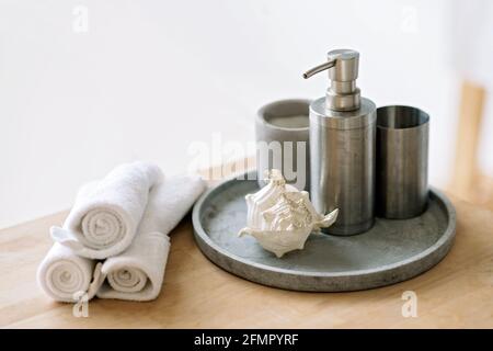 Moderno concetto di spa e bagno interno, decor rilassante. Pulire gli asciugamani. Messa a fuoco selettiva morbida. Foto Stock