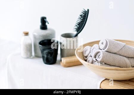 Moderno concetto di spa e bagno interno, decor rilassante. Pulire gli asciugamani. Messa a fuoco selettiva morbida. Foto Stock