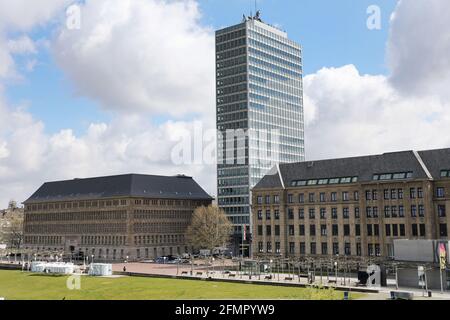 Duesseldorf, Germania. 07 maggio 2021. Il Behrensbau (l) e la Cancelleria di Stato (r) nel complesso di Mannesmann Haus (M). Il Behrensbau diventerà la sede della Casa di Storia della Renania Settentrionale-Vestfalia. Credit: Liver Berg/dpa/Alamy Live News Foto Stock