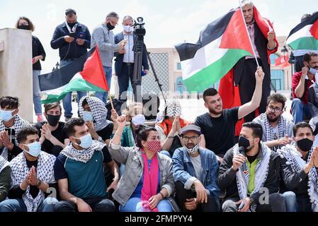 Tunisi, Tunisia. 11 Maggio 2021. I tunisini agitano bandiere palestinesi e cantano slogan anti-Israele durante la manifestazione. I manifestanti si sono riuniti nella capitale tunisina per protestare contro l'ingresso delle forze di sicurezza israeliane in Masjid al-Aqsa, che è considerato un luogo sacro per i musulmani. (Foto di Jdidi Wassim/SOPA Images/Sipa USA) Credit: Sipa USA/Alamy Live News Foto Stock