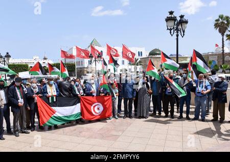 Tunisi, Tunisia. 11 Maggio 2021. I tunisini agitano bandiere palestinesi e cantano slogan anti-Israele durante la manifestazione. I manifestanti si sono riuniti nella capitale tunisina per protestare contro l'ingresso delle forze di sicurezza israeliane in Masjid al-Aqsa, che è considerato un luogo sacro per i musulmani. (Foto di Jdidi Wassim/SOPA Images/Sipa USA) Credit: Sipa USA/Alamy Live News Foto Stock