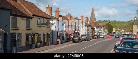 Stockbridge, Hampshire, Inghilterra, Regno Unito. 2021. Stockbridge strada principale con edifici colorati dove i guidatori hanno guidato le loro pecore e bestiame. Uno degli SM Foto Stock