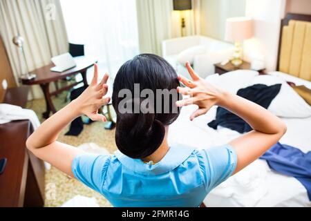 Cameriera pulizia asiatici in camera di albergo Foto Stock