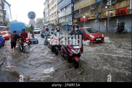 Kolkata, India. 11 Maggio 2021. Il 11 maggio 2021, la gente percorre l'acqua dopo un'intensa pioggia a Kolkata, in India. Credit: Sr/Xinhua/Alamy Live News Foto Stock