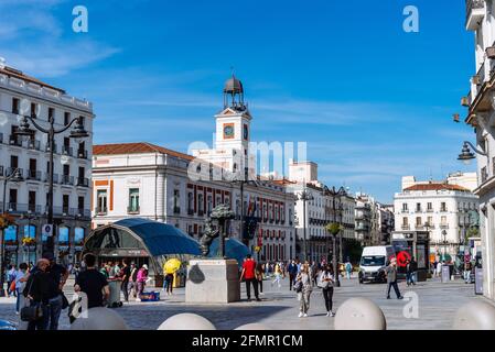Madrid, Spagna - 8 maggio 2021: Vista panoramica di Piazza Puerta del Sol con le persone durante Coronavirus Covid-19 Pandemic in una giornata di sole. Distanza sociale C Foto Stock