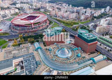 Lisbona, Portogallo - 15 dicembre 2020: Veduta aerea dello stadio di calcio Benfica e del centro commerciale Colombo nel quartiere Benfica, Lisbona, Portogallo. Foto Stock