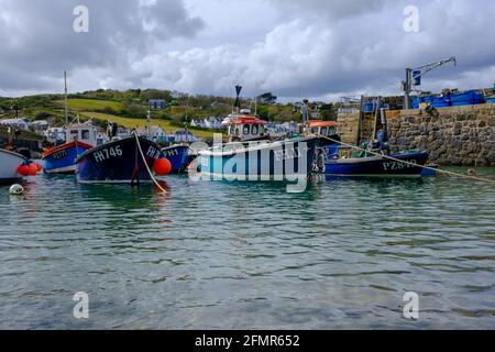 Barche da pesca Cornish a Coverack Harbour, Lizard, Cornovaglia, Inghilterra Foto Stock