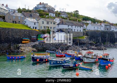 Coverack Harbour con barche da pesca, Lizard, Cornovaglia, Inghilterra Foto Stock