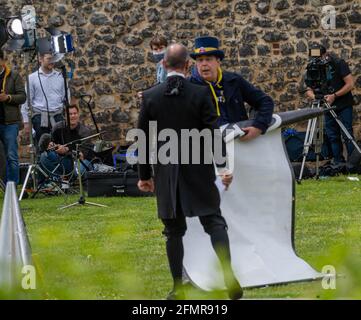 Londra, Regno Unito. 11 Maggio 2021. Steve Bray, il famoso manifestante di Westminster, viene espulso dal College Green, l'area dei media di fronte al Parlamento, da un funzionario e da una polizia accusati, a seguito di denunce da parte delle emittenti televisive che Steve Bray stava interrompendo le loro attività. Credit: Ian Davidson/Alamy Live News Foto Stock