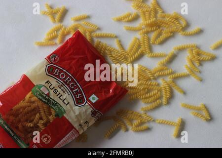 Mumbai, India, 11 2021 maggio: Pasta di grano duro borges fusilli in confezioni di colore rosso Foto Stock