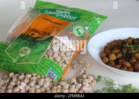 Mumbai, Maharashtra, India, marzo 24 2021: Unpolished Chick Peas, localmente noto come Kabuli Chana confezionato da un popolare marchio indiano chiamato Tata sam Foto Stock