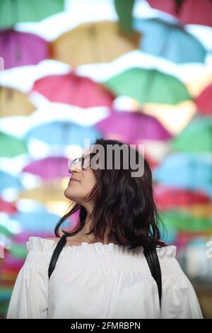 Ombrello Sky Project parte del festival di Águeda Portogallo, ragazze che guardano fino agli ombrelloni. Foto Stock