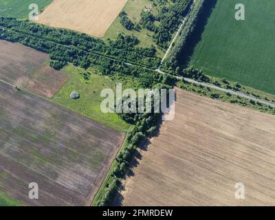 Crocevia di due strade tra campi agricoli, vista aerea. Paesaggio agrario, vista dall'alto. Foto Stock