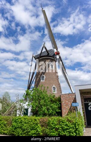 Hilvarenbeek, Paesi Bassi - 10 maggio 2021: Mulino a vento classico olandese in legno nel centro della città di Hilvarenbeek Foto Stock