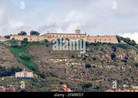 Vista del Castillo de Montjuic e il faro sulla montagna Montjuic a Barcellona, Spagna Foto Stock