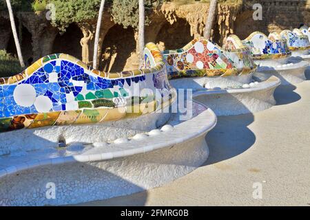 Antoni Gaudi hause e panca in ceramica a Park Guell, Barcellona, Spagna Foto Stock