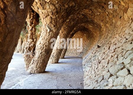 Antoni Gaudi hause e panca in ceramica a Park Guell, Barcellona, Spagna Foto Stock