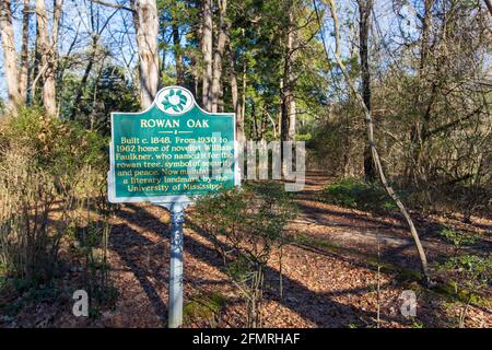 Oxford, MS - 3 febbraio 2021: La Rowan Oak, conosciuta anche come William Faulkner House, è l'ex residenza di William Faulkner ad Oxford, Mississippi. Foto Stock