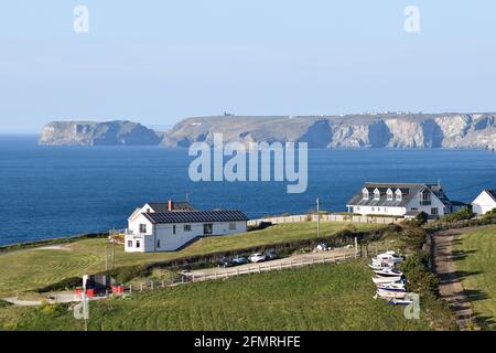 Vista di Port Issac verso Tintagel North Cornwall Inghilterra UK Foto Stock