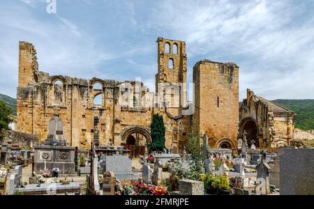 Alet les Bains, Francia - 4 giugno 2019: Rovine dell'abbazia benedettina del IX secolo di Notre Dame nel villaggio di Alet les Bains in Aude France Foto Stock