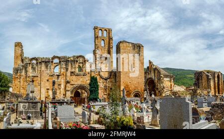 Alet les Bains, Francia - 4 giugno 2019: Rovine dell'abbazia benedettina del IX secolo di Notre Dame nel villaggio di Alet les Bains in Aude France Foto Stock