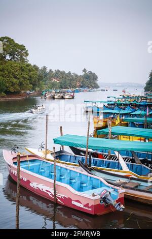 PANAJI, INDIA - 06 novembre 2011. Colorate barche turistiche ormeggiate sul fiume Nerul, Candolim, Goa Foto Stock