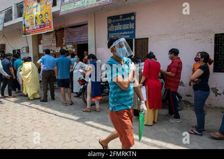 Ghaziabad, India. 11 Maggio 2021. Un giovane torna a casa sua dopo aver ricevuto la vaccinazione Covid19 dopo il permesso del governo di Uttttar Pradesh di vaccinare persone di età superiore a 18 anni. (Foto di Pradeep Gaur/SOPA Images/Sipa USA) Credit: Sipa USA/Alamy Live News Foto Stock