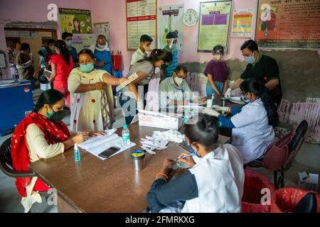 Ghaziabad, India. 11 Maggio 2021. Gli operatori sanitari registrano le persone per la vaccinazione di Covid19 in seguito al permesso del governo di Utttar Pradesh di vaccinare persone di età superiore a 18 anni. (Foto di Pradeep Gaur/SOPA Images/Sipa USA) Credit: Sipa USA/Alamy Live News Foto Stock