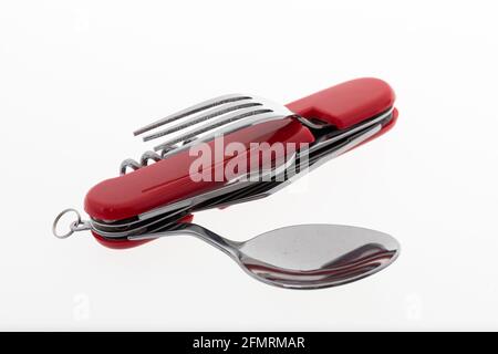 L'utensile multifunzionale comprende coltello, cucchiaio, forchetta, apribottiglie, cavatappi Foto Stock