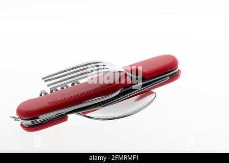 L'utensile multifunzionale comprende coltello, cucchiaio, forchetta, apribottiglie, cavatappi Foto Stock