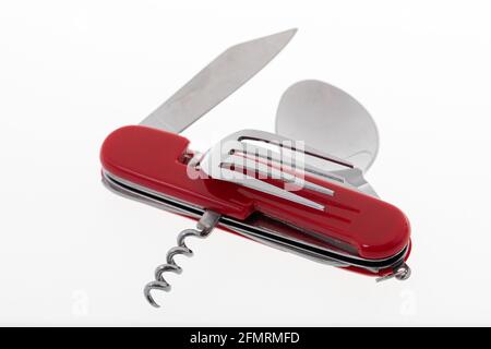 L'utensile multifunzionale comprende coltello, cucchiaio, forchetta, apribottiglie, cavatappi Foto Stock