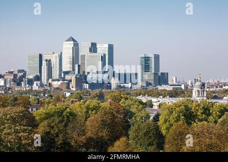 LONDRA, Regno Unito - 03 ottobre 2011. Spazi verdi. Skyline della città del centro di Londra, Regno Unito, con alberi e Canary Wharf Foto Stock