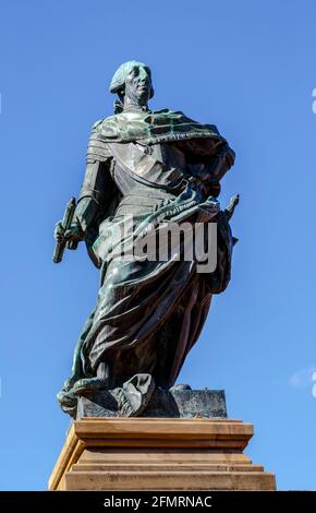 Burgos Spagna, monumento al re Carlos III nella piazza principale della città in un pomeriggio di estate Foto Stock