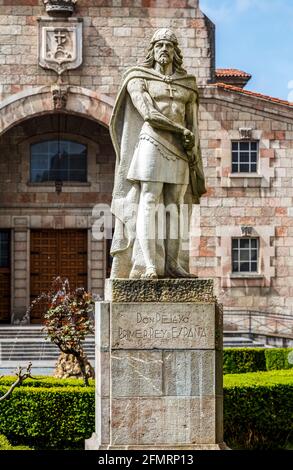 Statua di Don Pelayo, vincitore della battaglia a Covadonga e primo re delle Asturie Foto Stock