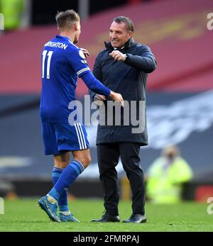 Brendan Rodgers (a destra), manager di Leicester City, e Marc Albrighton React dopo la partita della Premier League a Old Trafford, Manchester. Data immagine: Martedì 11 maggio 2021. Foto Stock