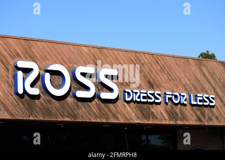 Ross Dress per meno segno sopra lo storefront del deposito della catena di deposito di sconto - San Jose, California, Stati Uniti d'America - 2021 Foto Stock