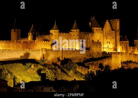 Vista panoramica della fortezza di Carcassonne dal fiume Aude in serata, Francia Foto Stock