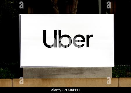 Uber segno, logo presso la sede mondiale di Uber Technologies. Uber Technologies, Inc., comunemente conosciuta come Uber, è una società americana di tecnologia - San F Foto Stock