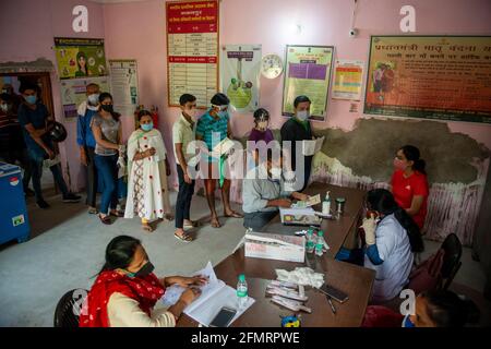 Ghaziabad, India. 11 Maggio 2021. Le persone che indossano maschere facciali si sono viste in coda in attesa del loro turno per il vaccino Covid-19, a seguito del permesso del governo Uttttar Pradesh di vaccinare le persone di età superiore a 18 anni. Credit: SOPA Images Limited/Alamy Live News Foto Stock