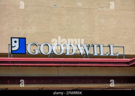Cartello di goodwill sul punto vendita di Goodwill Industries International - San Jose California, USA - 2021 Foto Stock