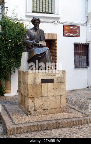 Statua di Maimonides a Cordova, Spagna. Medico, rabbino ebraico e teologo al-Andalus nel Medioevo. Fu un filosofo importante nel medioevo Foto Stock