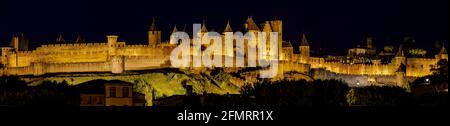 Vista panoramica della fortezza di Carcassonne dal fiume Aude in serata, Francia Foto Stock