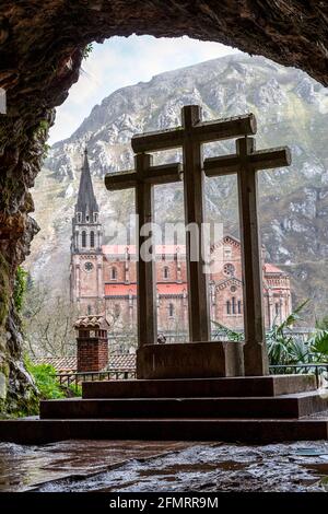 Basilica di nostra Signora delle battaglie, Covadonga, Asturie, Spagna. Croci dalla grotta Santa Foto Stock