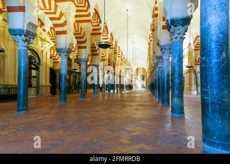 CORDOVA, SPAGNA - 26 NOVEMBRE: Vista interna della Cattedrale di la Mezquita il 26 novembre 2013 a Cordova, Spagna. La cattedrale è stata costruita all'interno del for Foto Stock