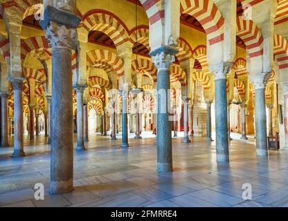 CORDOVA, SPAGNA - 26 NOVEMBRE: Vista interna della Cattedrale di la Mezquita il 26 novembre 2013 a Cordova, Spagna. La cattedrale è stata costruita all'interno del for Foto Stock